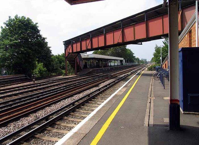 File:Raynes Park railway station in 2008.jpg