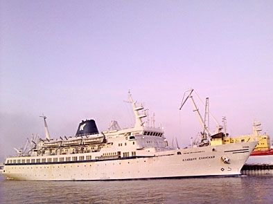 File:Vessel in Murmansk harbour -a.jpg