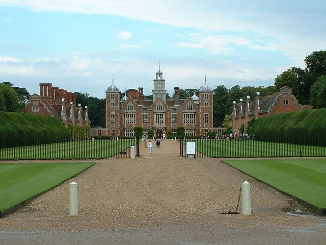 File:Blickling Hall - geograph.org.uk - 839090.jpg