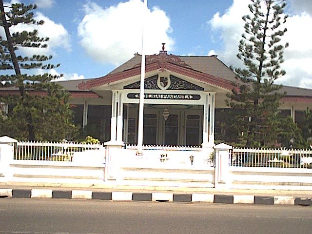 File:Gedung Mahligai Pancasila.jpg