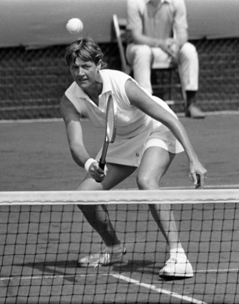 File:Margaret Court at the net 1970.jpg