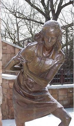 File:Anne Frank-Statue, Boise, Idaho.jpg