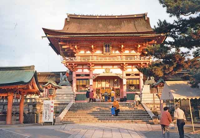 File:FushimiInari.jpg