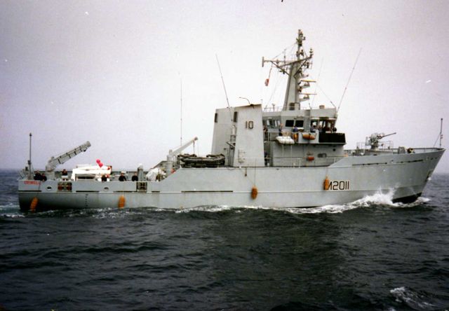 File:HMS Orwell (M2011) Bay of Biscay 1990.jpg