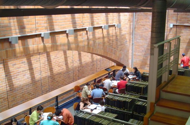 File:InteriorBibliotecaEAFIT.JPG