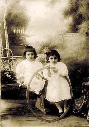 File:Sara Ashurbeyli with her sister Sitara.jpg