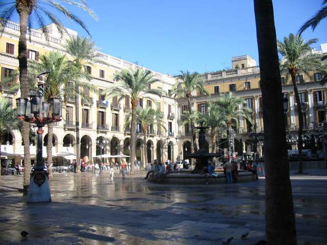 File:Barcellona Plaça Reial.jpg