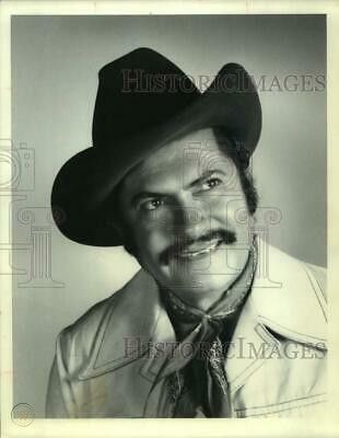 File:Eulalio González, Piporro press photo 1976.jpg