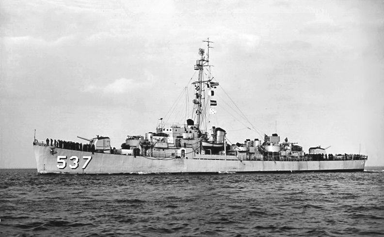 File:USS Rizzi (DE-537) underway in 1954.jpg