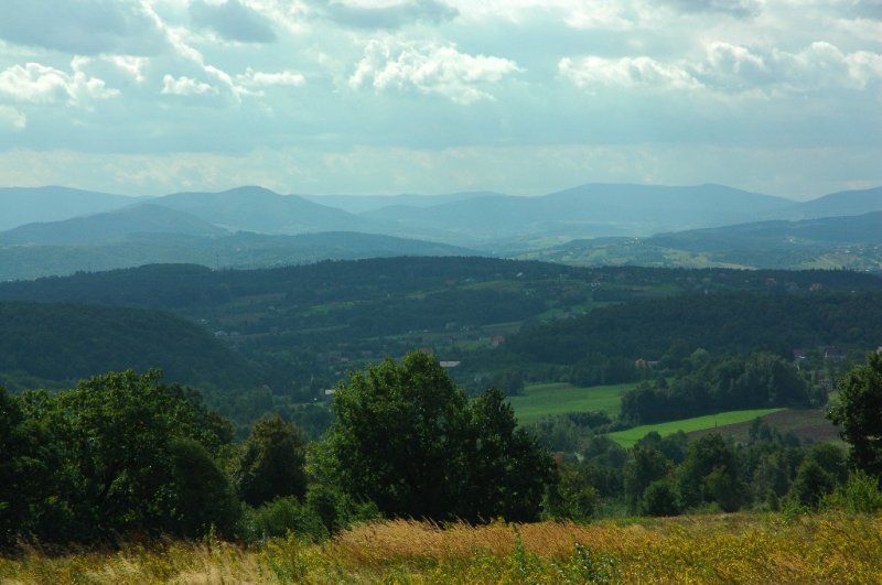 File:Widok na Beskidy Gmina Biskupice.jpg