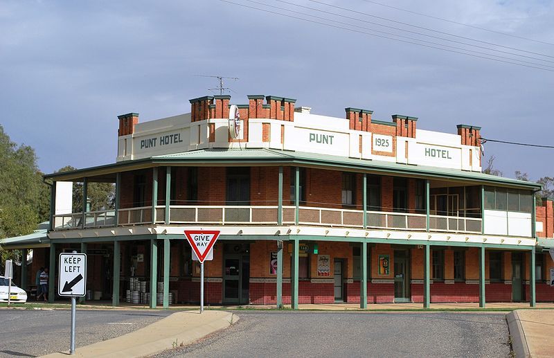 File:DarlingtonPointPuntHotel.JPG