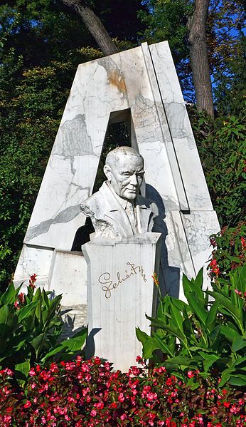 File:Franz Lehar Denkmal.jpg