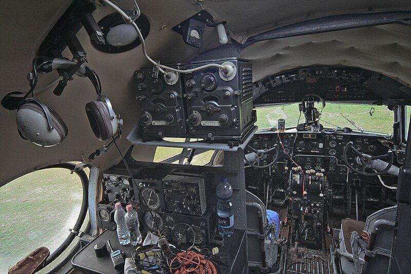 File:HA-MAL Il-14 cockpit.jpg