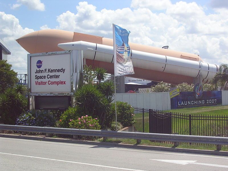 File:KennedySpaceCentreVisitor'sCentreFrontGate.JPG