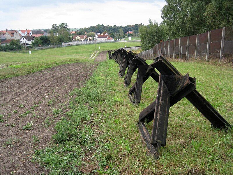 File:Panzersperre hoetensleben.jpg