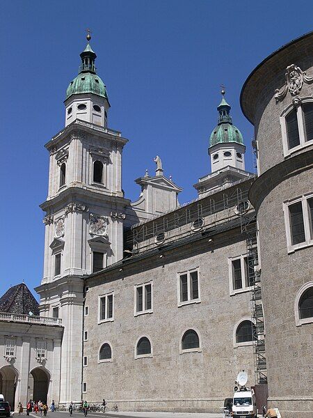 File:Salzburg Dom Kapitelplatz.jpg