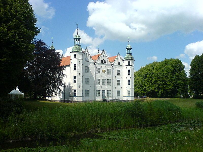 File:Schloss Ahrensburg.JPG