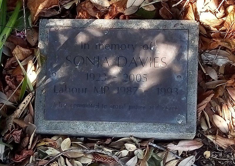 File:Sonja Davies plaque.jpg