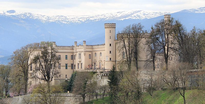 File:Wolfsberg - Schloss.jpg