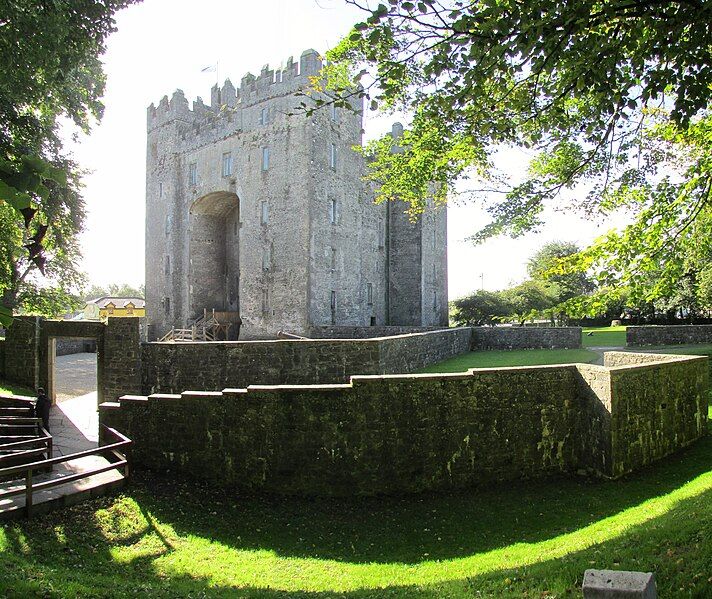 File:Bunratty Castle NE.jpg