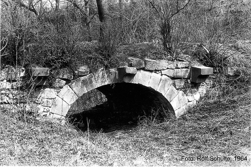 File:Burg Calenberg Brücke.jpg