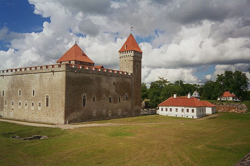 File:Castlekuressaare.JPG