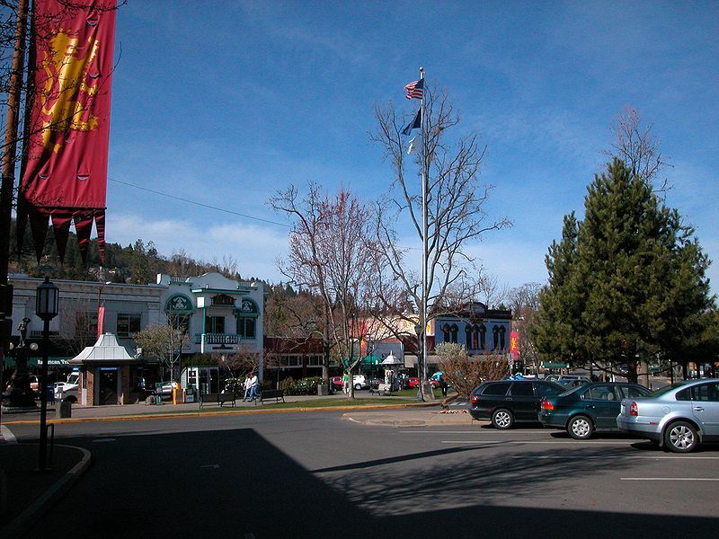 File:Demi-Ashland,OR-Plaza-EW-20050305.jpeg