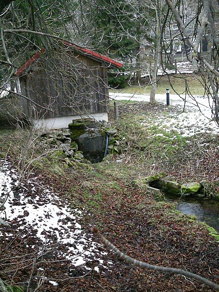 File:Eggeröder Brunnen.JPG