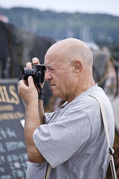 File:Fotógrafo Constantine Manos.jpg