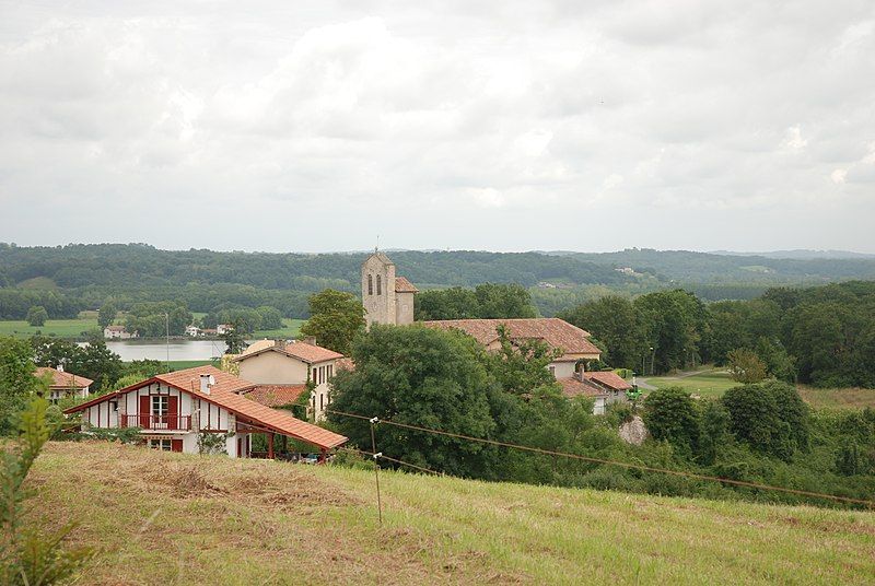 File:Lahonce Eglise Adour.JPG