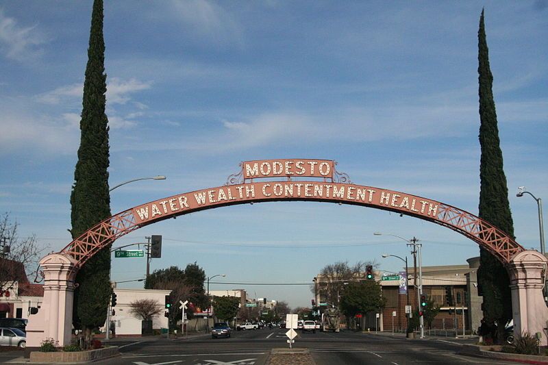 File:Modesto Arch.JPG