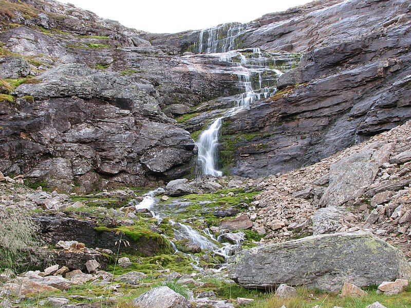 File:Paratiisikuru waterfall.JPG