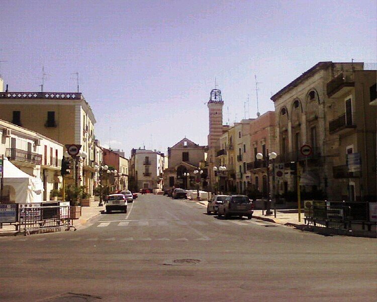 File:Piazza sedile-Modugno.jpg