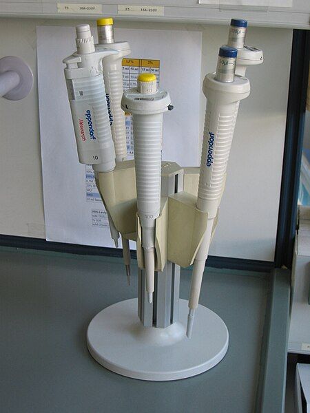 File:Pipets.jpg