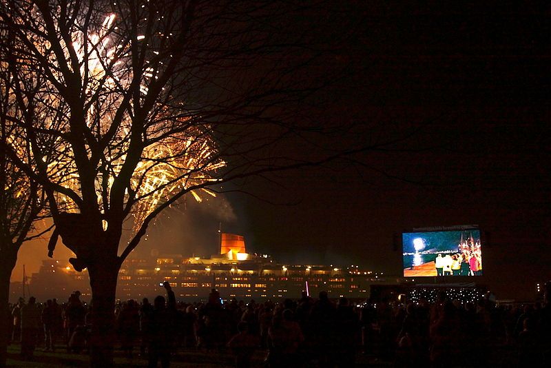 File:Qe2-fireworks-soton.jpg