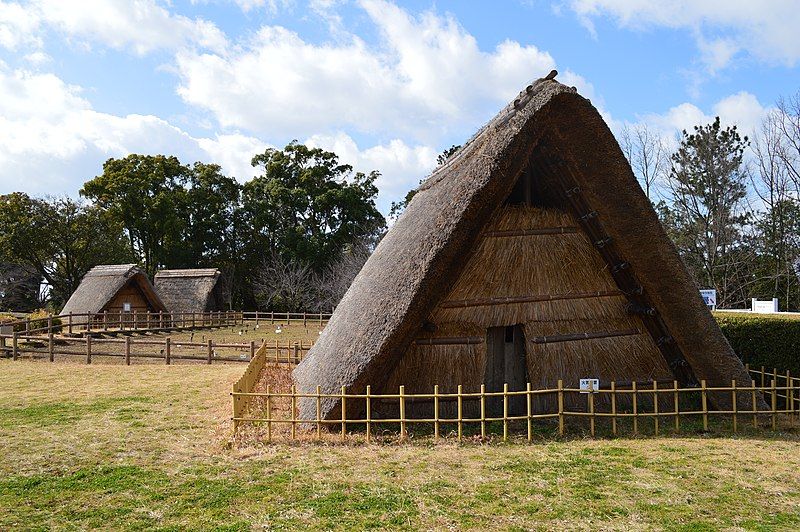 File:Shijimizuka Site, tatemono.jpg