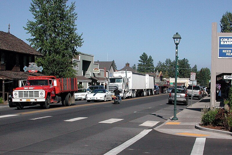 File:Sisters main street.jpg