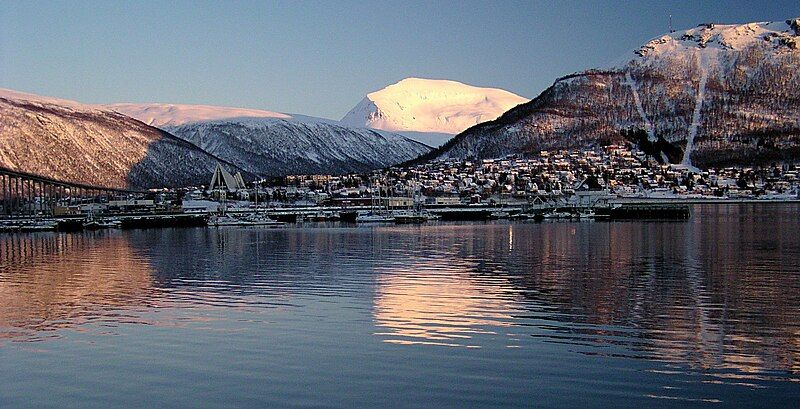 File:Tromsdalen afternoon sun.jpg