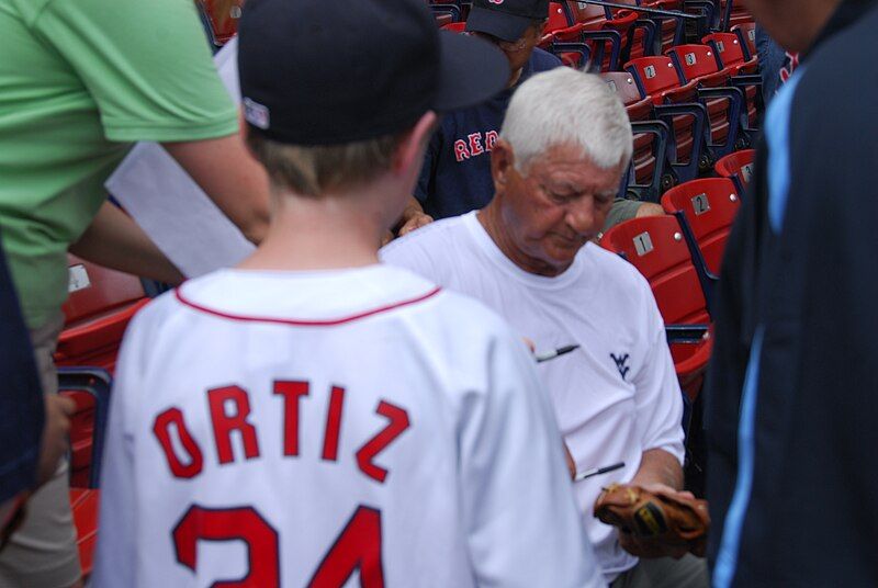 File:Yaz Signing autographs.jpg