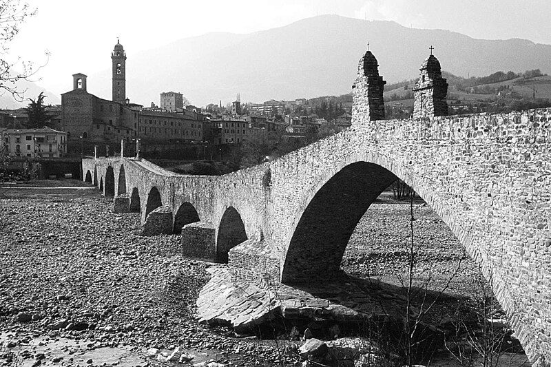 File:Bobbio bridge.jpg