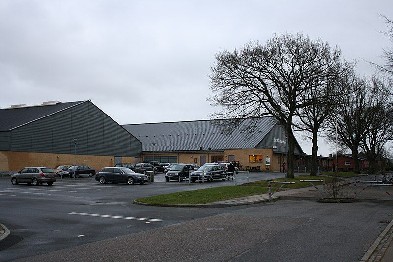 File:Braedstrup-gymnasium.jpg