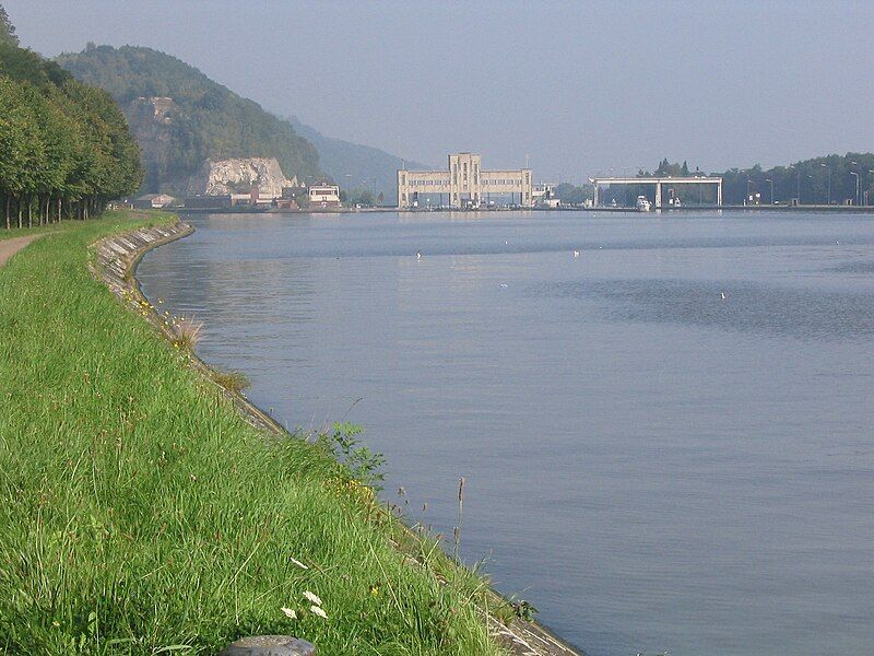 File:Canal Albert Lanaye-30aug2008.jpg