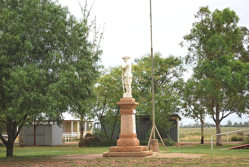 File:DulaccaWarMemorial.JPG