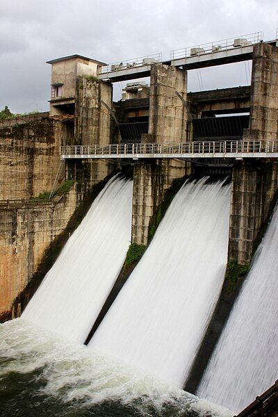 File:Karapuzha Dam7.JPG