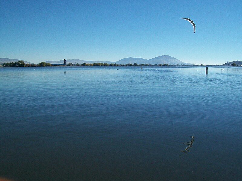 File:Lake Ewauna view.JPG