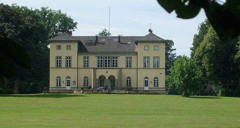 File:Landhaus Krauchenwies.JPG