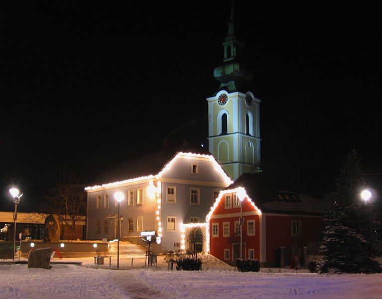 File:Leonding Stadtplatz Weihnachten.jpg