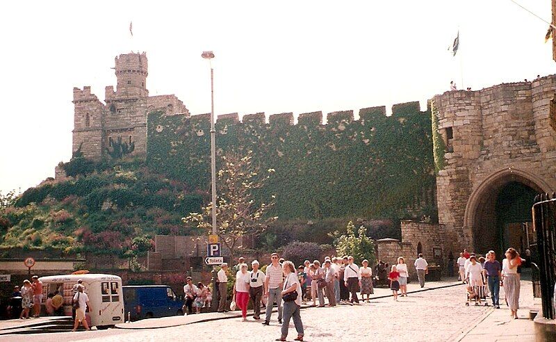 File:Lincoln Castle Entrance-BAnew.JPG