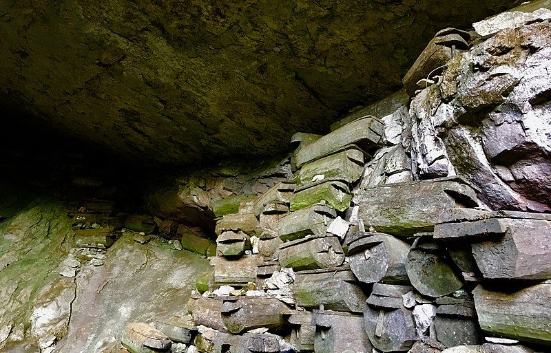 File:Lumiang, Burial Cave.jpg