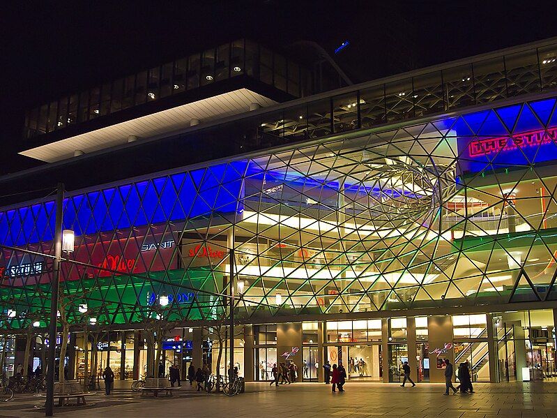 File:MyZeil Frankfurt Nacht.jpg